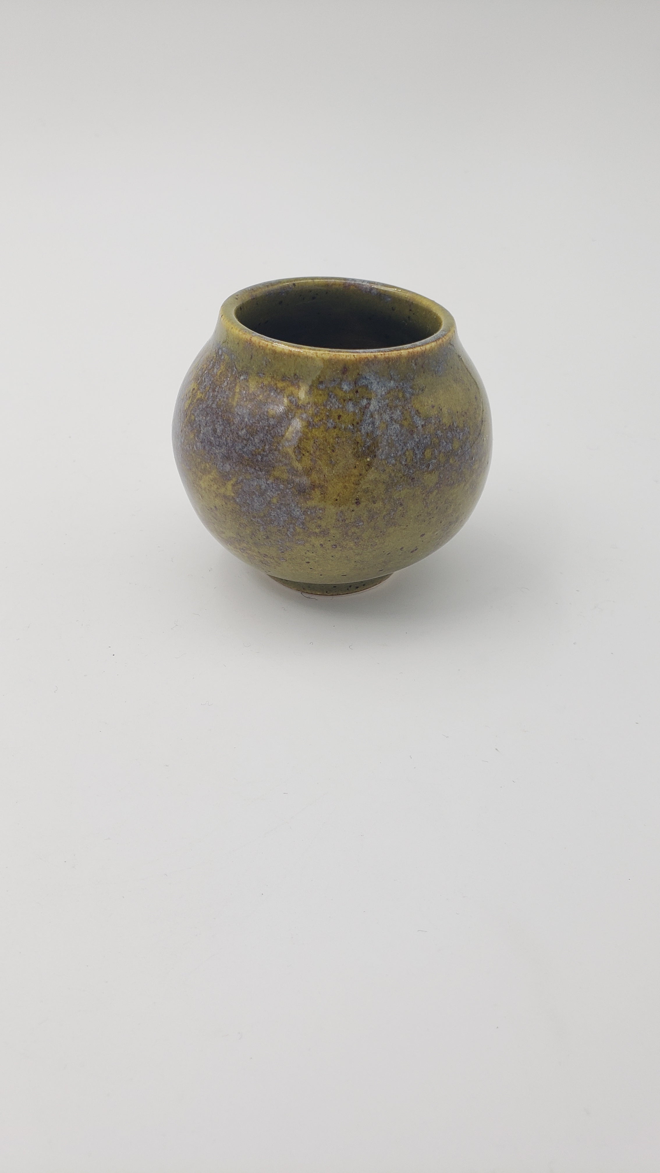 Small round planter in grass green