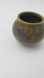 Small round planter in grass green