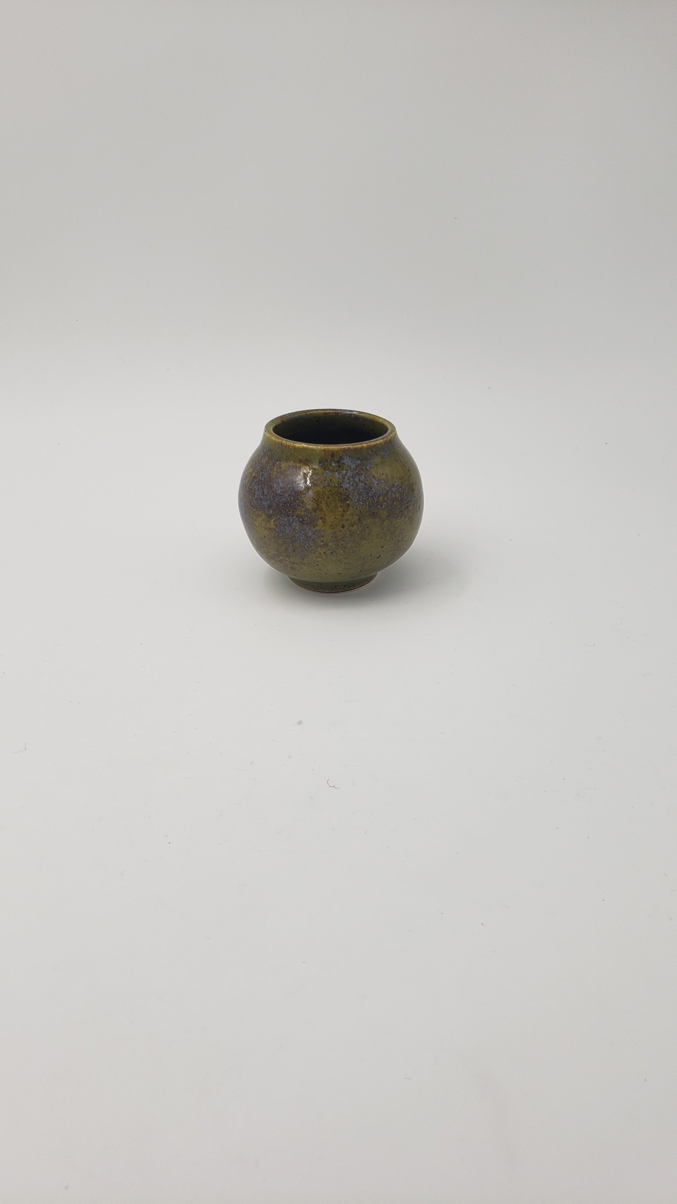 Small round planter in grass green